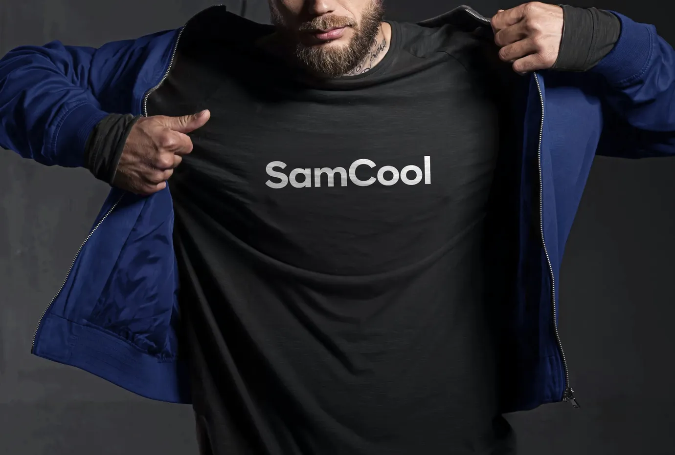 Person öffnet eine Jacke und zeigt ein T-Shirt mit SamCool-Schriftzug.